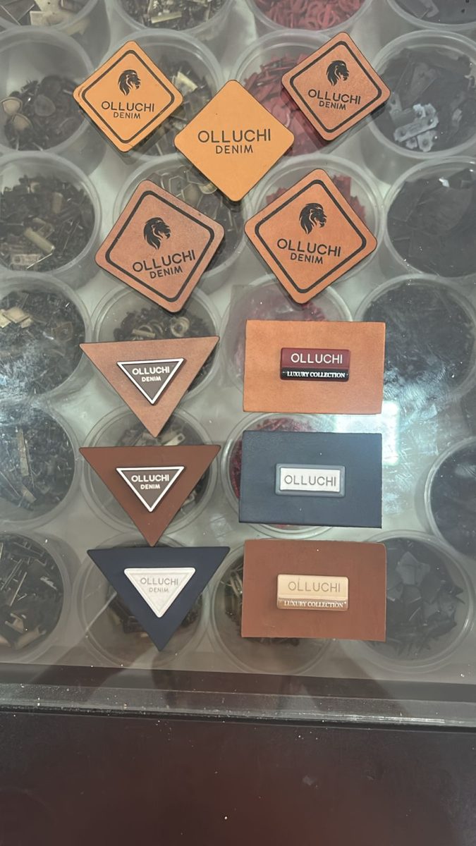 Patch Losango em Couro + Emblema Metálico